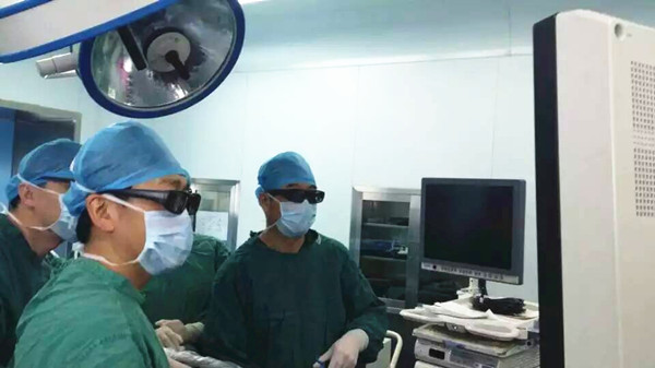 我院肝胆胰脾外科两例3D腹腔镜下肝左外叶肿瘤切除术顺利完成